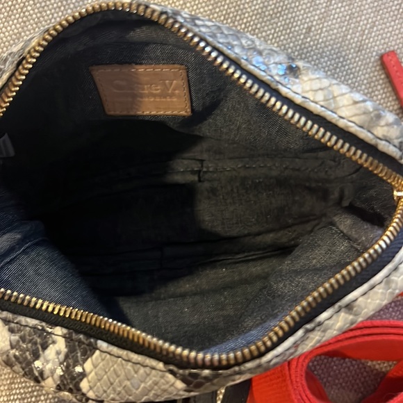 Clare v crossbody - Picture 9 of 10